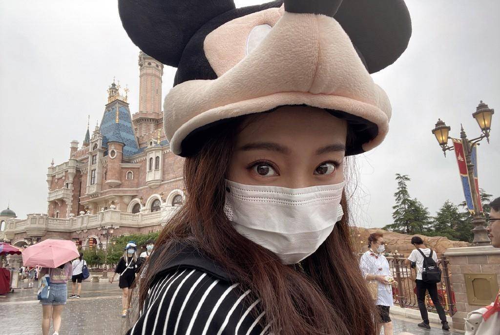 身材|张小斐真该向同学杨幂取经,穿条纹游迪士尼太廉价,大头帽太抢镜