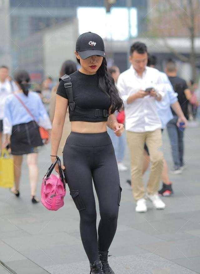 女孩子|打底裤的搭配美丽又随性，展现优雅动人的气息，干净利落