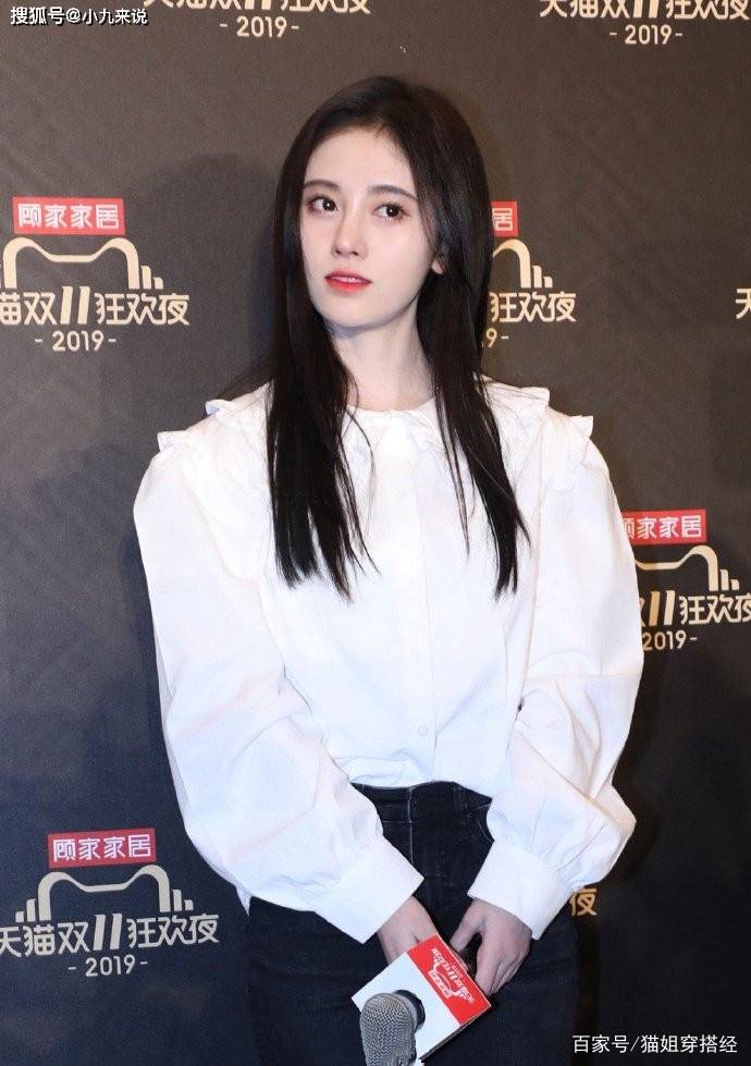 鞠婧祎|鞠婧祎穿荷叶衬衫出镜，楚楚动人堪称“直男斩”，咋看咋美羡慕了