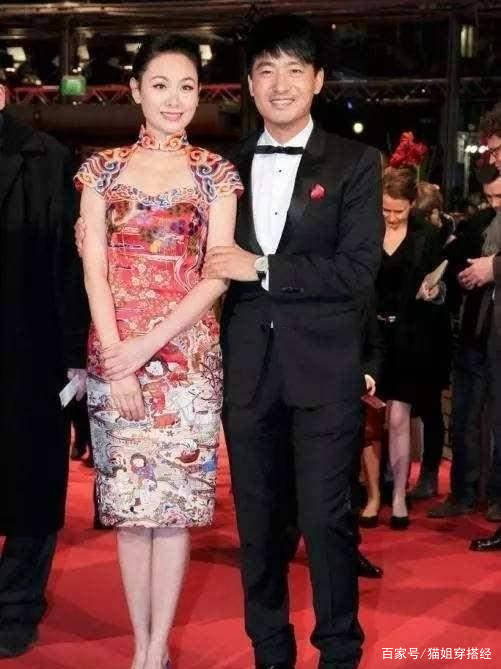 曲线|程莉莎穿旗袍提气质，手挽郭晓夏走红毯曲线真美，被浪姐淘汰可惜