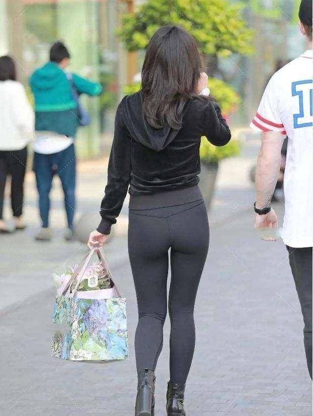 上衣|黑色打底裤搭配黄色上衣，增加时尚感，穿得干净利落