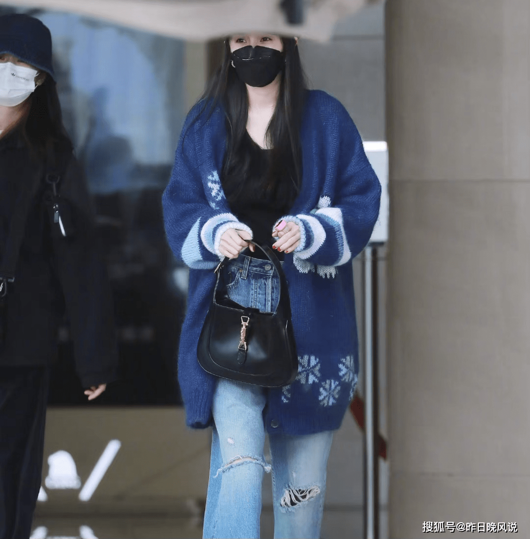 带着|杨幂撞衫欧阳娜娜，一个灵动如18岁少女，一个老气横秋