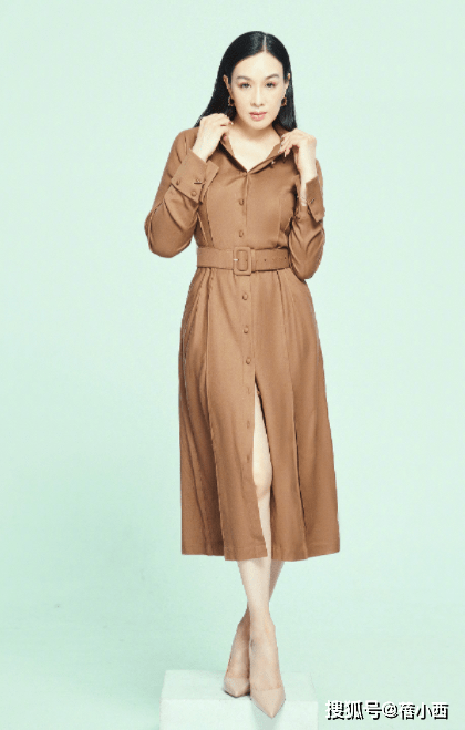 好身材|钟丽缇又不好好穿衣服了，穿背心上面还要“套半件”，意外时髦