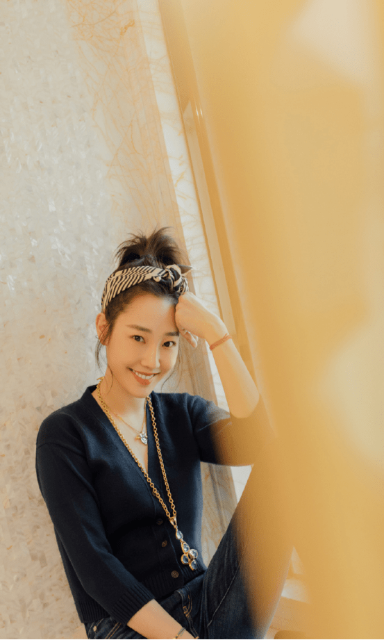颜色|白百何长相清新又少女，穿修身针织衫配牛仔裤，36岁嫩成学生样