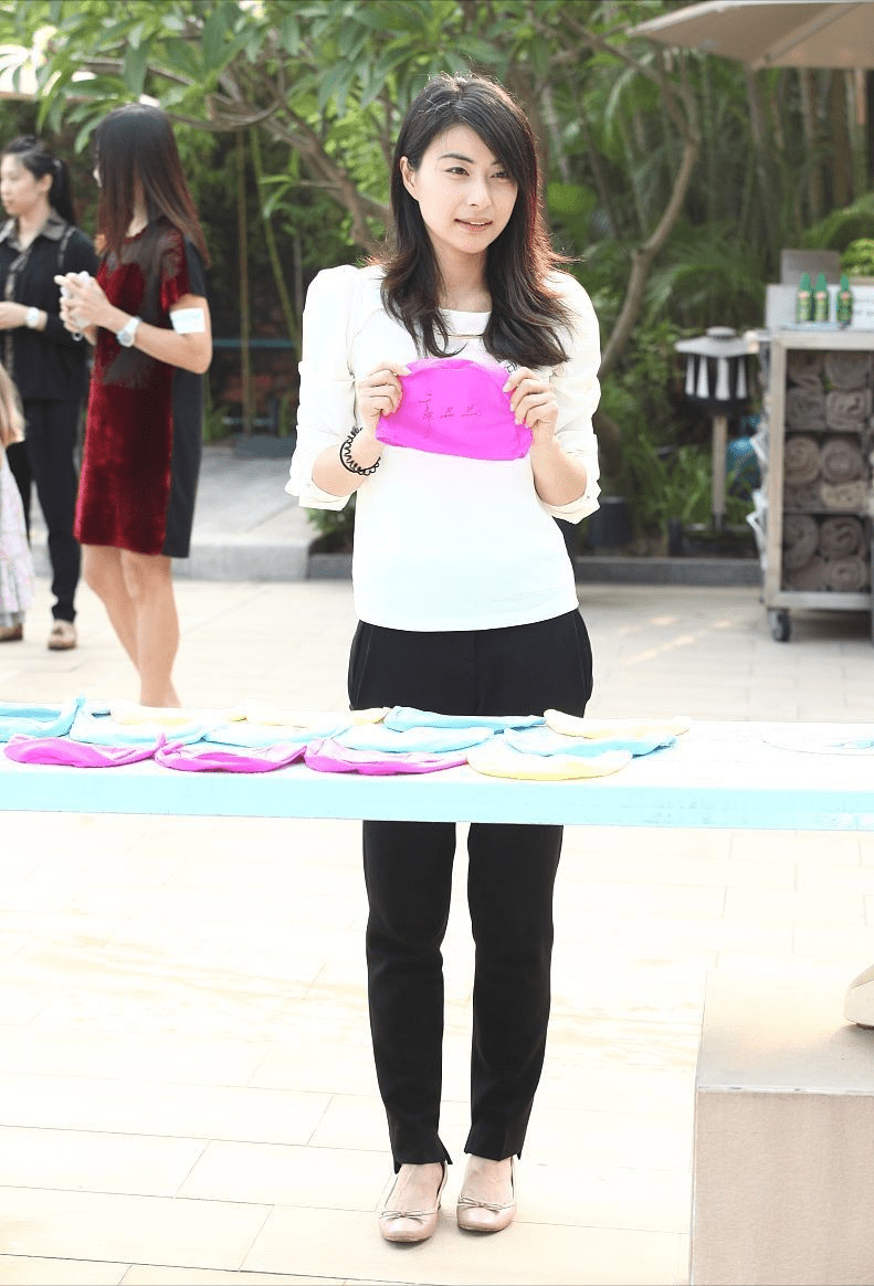 马尾|郭晶晶当裁判挺有气场的,当妈以后更稳重了,低马尾隐藏豪门气度