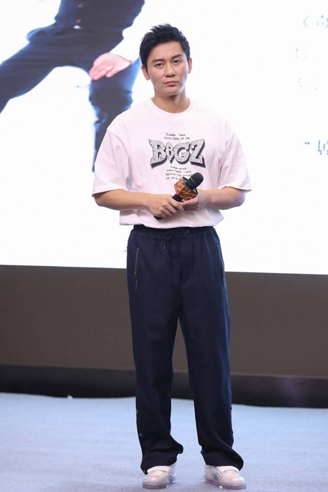 领带|42岁李晨与47岁吴京同框,西装造型绅士范十足,两人的气质都很赞