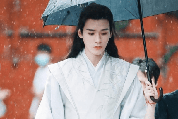 样子|男星古装撑伞造型,肖战、龚俊、宋亚轩,你最想和谁共撑一把伞?