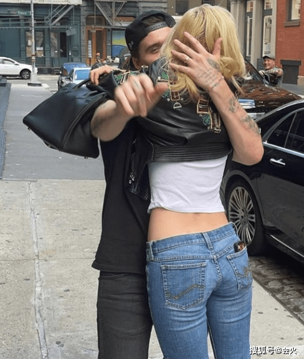 女友|贝克汉姆大儿子谈恋爱被拍，女友身材颜值不输贝嫂！当街撒娇亲吻