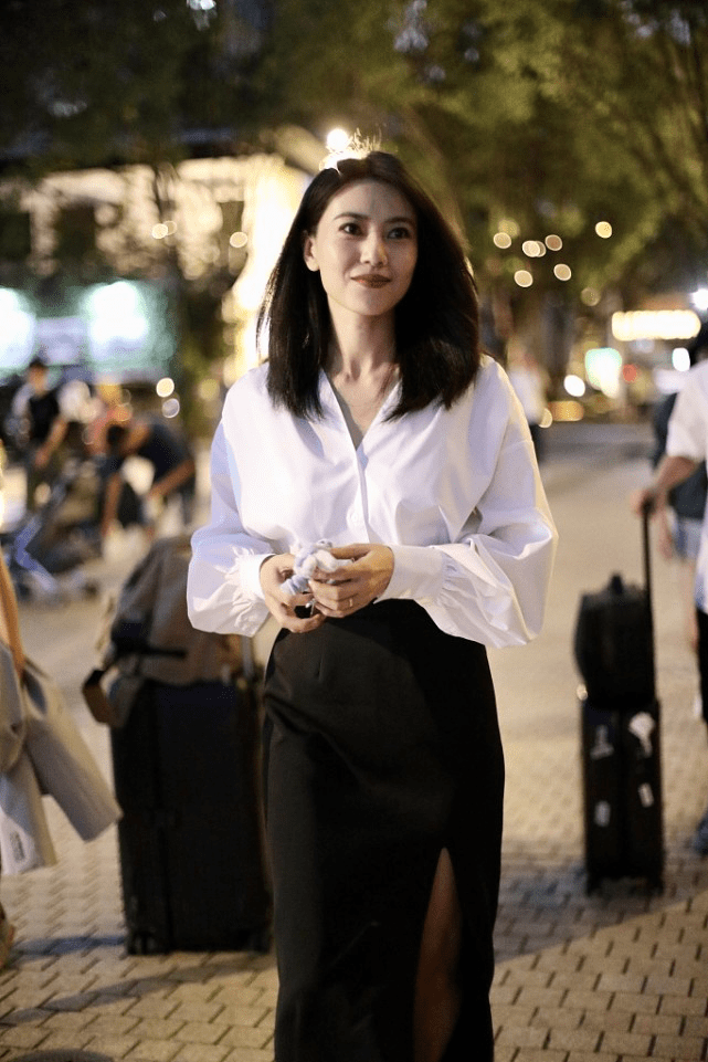 黑色|高圆圆有种港风美人感,白衬衫配黑色半裙,牛奶肌肤白得难以忽视