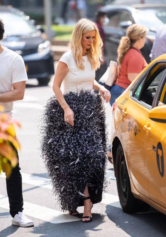 身材|希尔顿二小姐有两娃还这般嫩！印花裙遮住漫画腿，漫步街头贼养眼