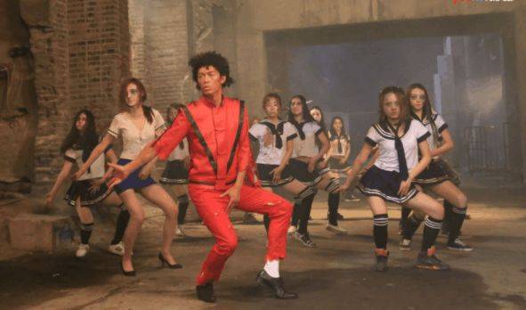 八卦爆料|到处都是美女空姐、丝袜腿，网友：这部电影不知道要浪费多少丝袜