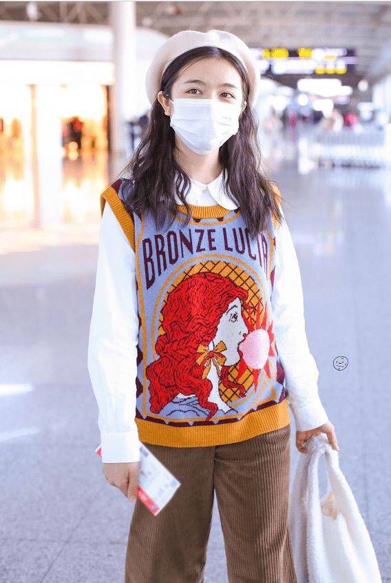 背心|李兰迪身穿黄色外套显孩子气和少女感