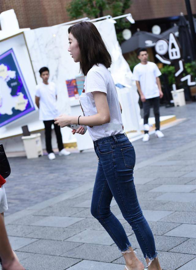 黑色|黑色短裤短袖搭配蓝色齐腰打底裤，颜色时尚干净，清爽自信