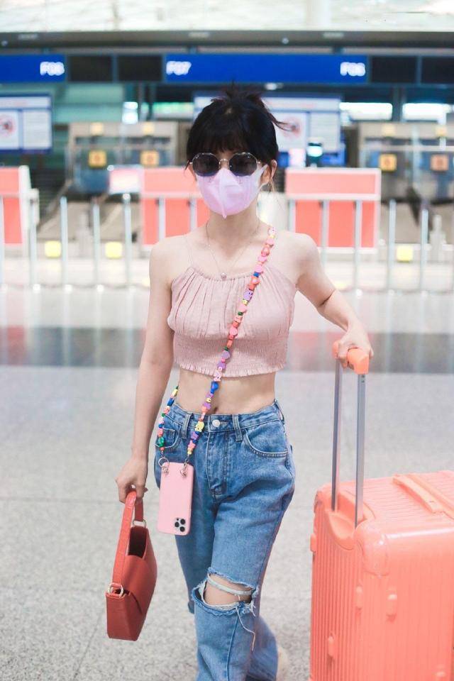 效果|赖美云机场打扮真清凉，小吊带穿出了“肚兜”效果，蛮腰真的细