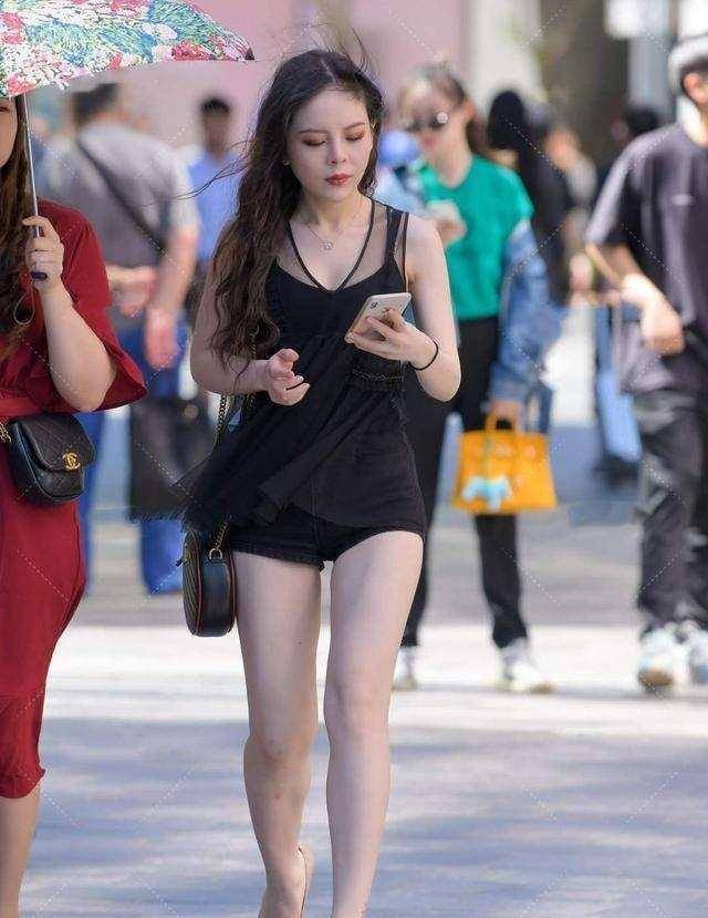 黑色|黑色打底裤搭配时尚上衣,比较日常休闲,显得很单调和素净