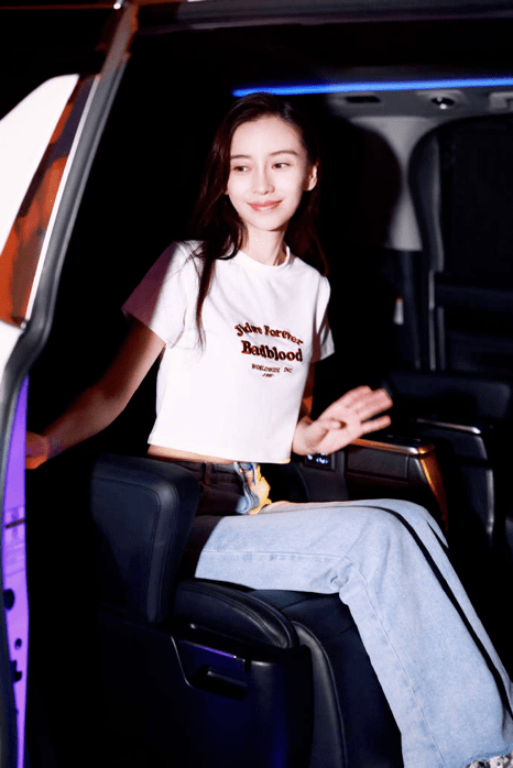 巴掌|baby大秀马甲线，穿露脐上衣巴掌腰抢镜，四肢纤细少女感十足