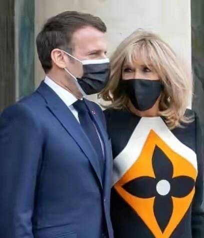 黑色|68岁布丽吉特罕见露面，穿3万裙牵手老公好甜，凝视马克龙像迷妹