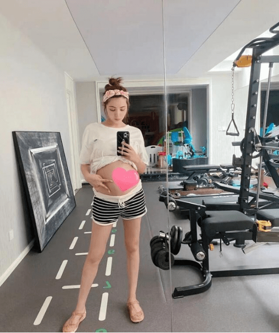 图片|麦迪娜挺大肚与姜潮同健身，大肚似怀双胞胎，姜潮裸上身肌肉发达