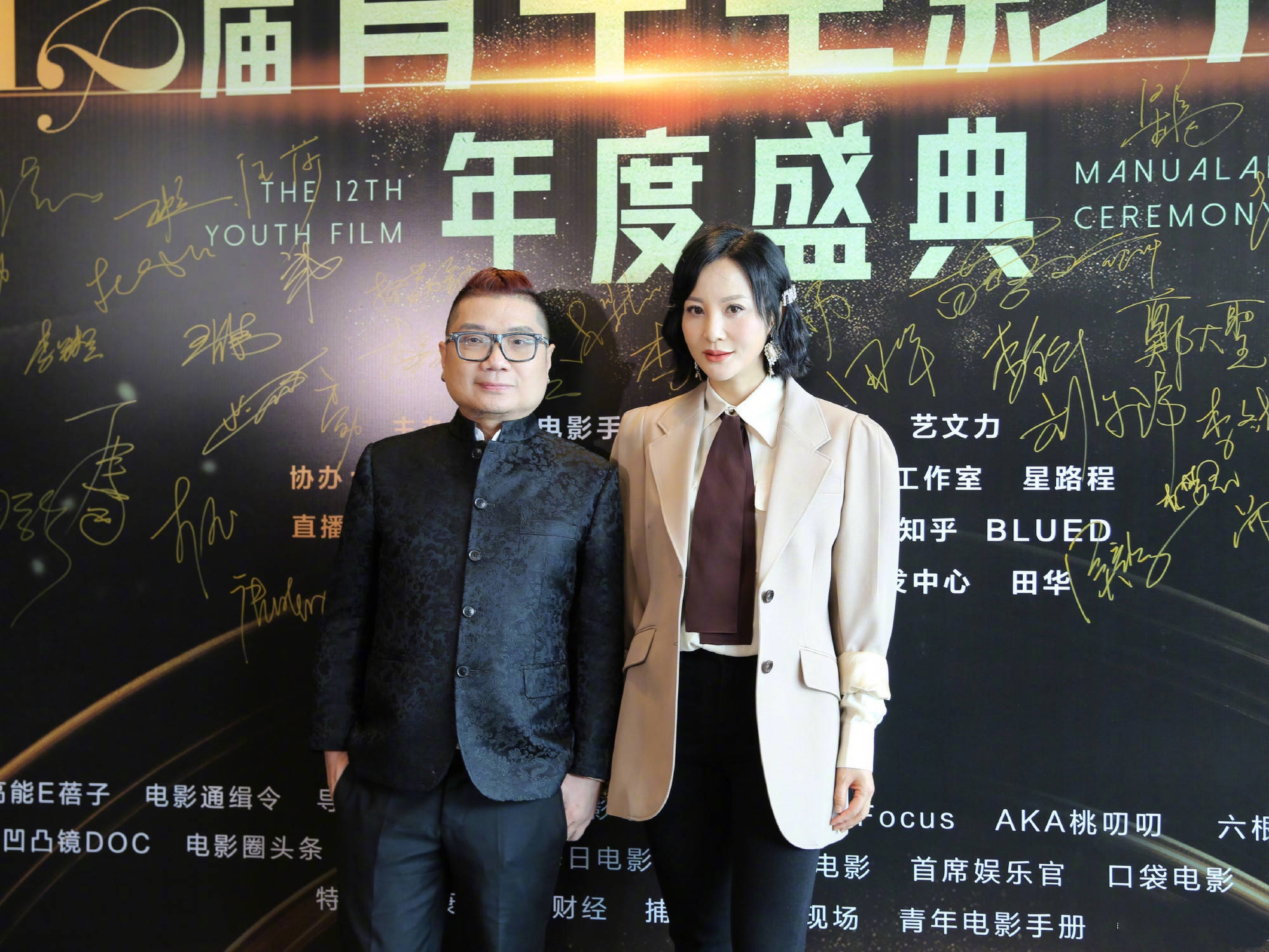 领带|陶红都52岁了但一点不显老,穿西装带着干练感,佩上领带嫩回20岁