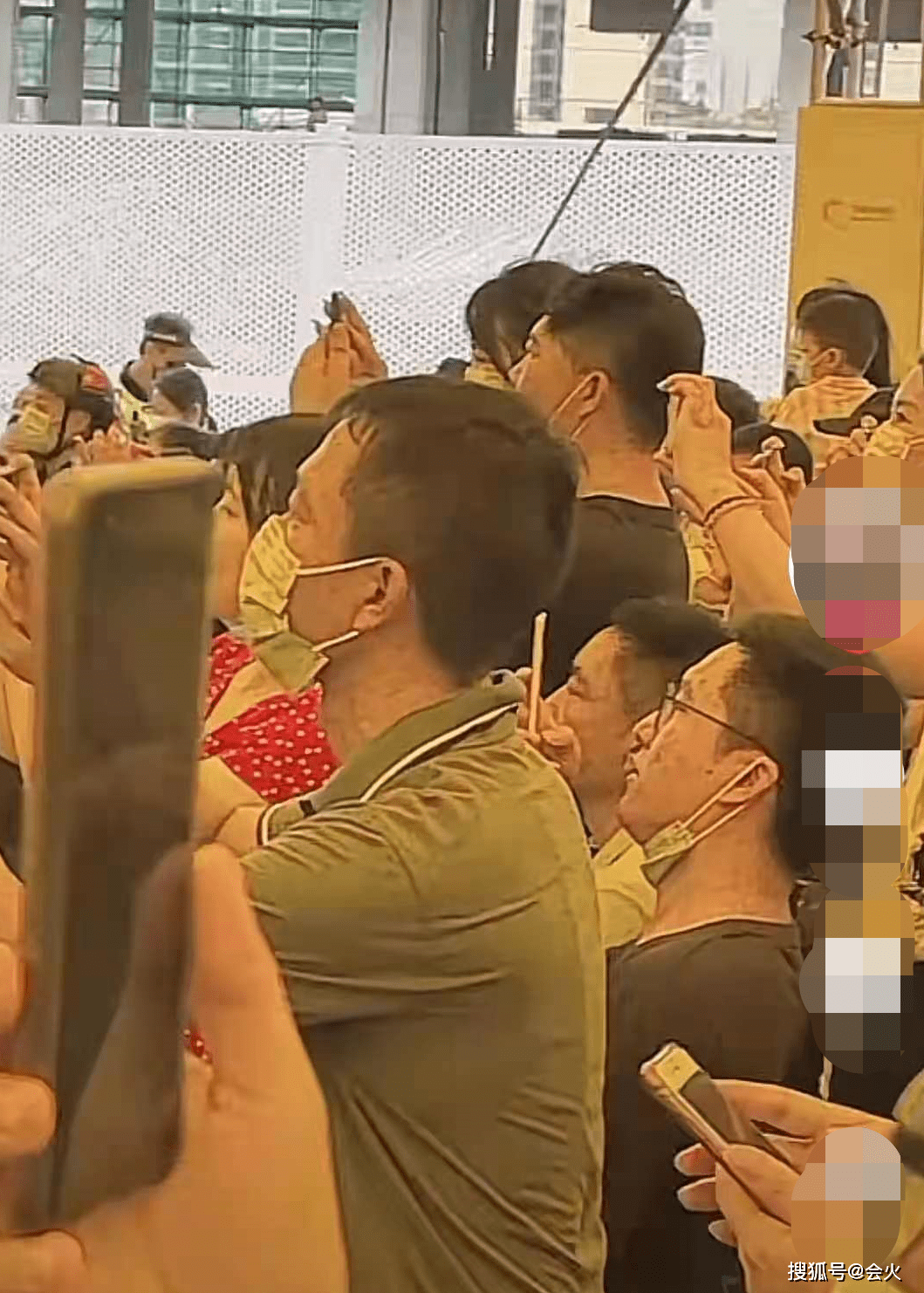 网友|Twins商演被偷拍！台下围观路人密密麻麻，阿娇疑似黑脸引发吐槽