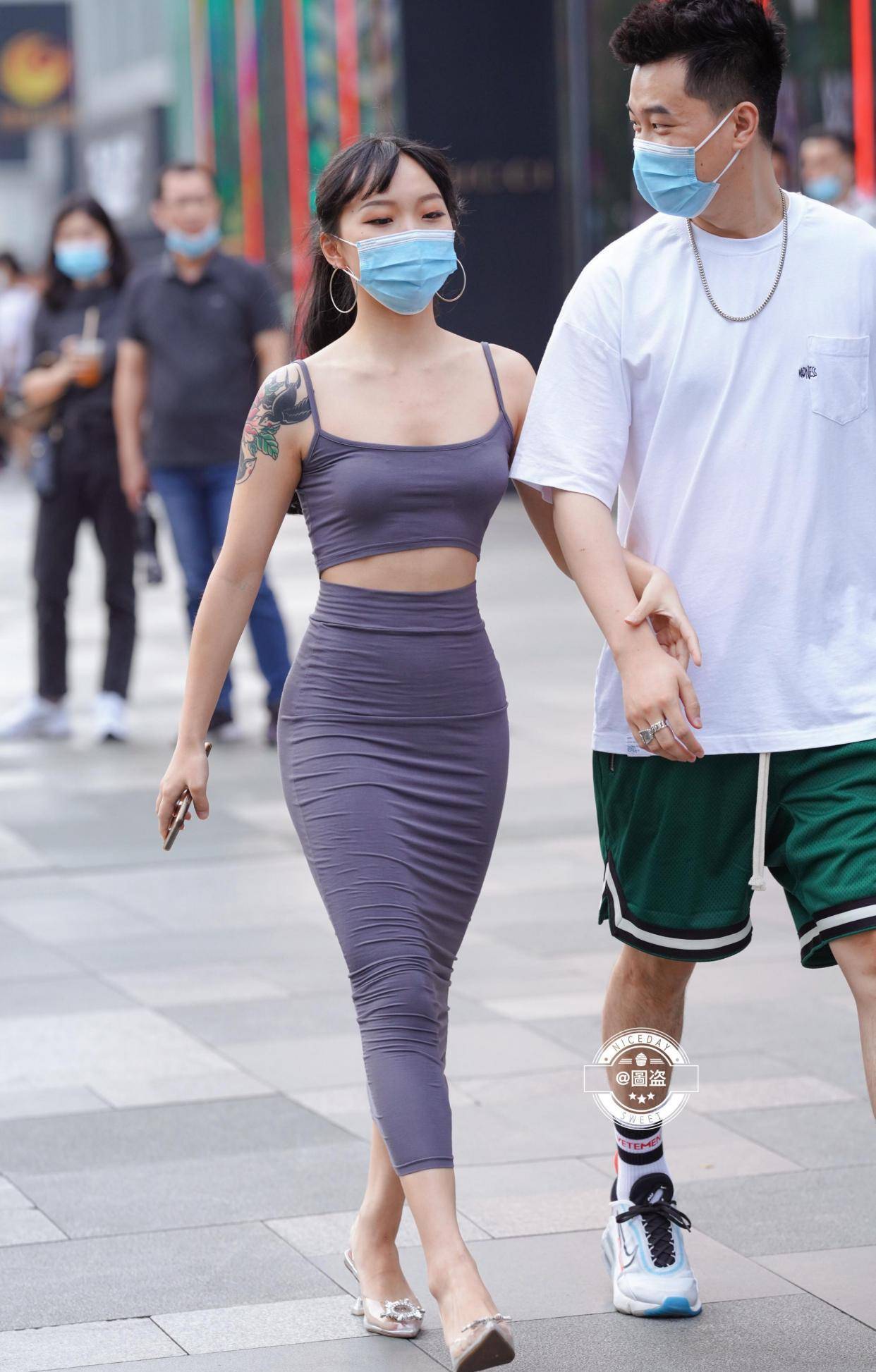 高跟鞋|简约易搭的连衣裙增添时尚色彩，凸显修长美腿，简单纯净