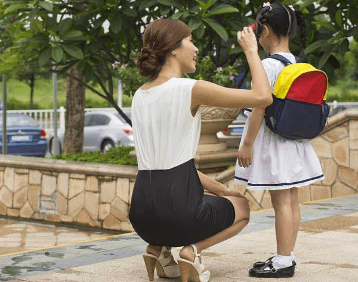 夏天|幼儿园园长提醒：夏天尽量别让女孩穿裙子上学，并非偏见有说法