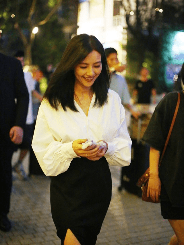 黑色|高圆圆有种港风美人感,白衬衫配黑色半裙,牛奶肌肤白得难以忽视