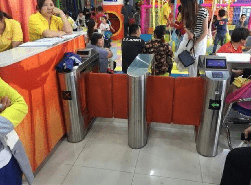 家长|幼儿园或将延迟到6点放学，父母接娃不用愁？新的问题更尖锐