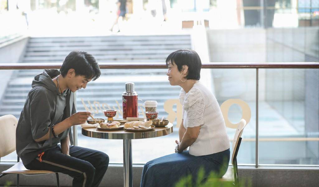 西湖|薇娅首次携丁真游西湖,丁真穿白衣黑裤哪像老板,夸张滤镜被吐槽