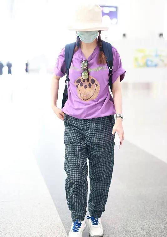 马尾|“小燕子”赵薇久违走机场，穿T恤长裤，45岁扎马尾背书包似学生