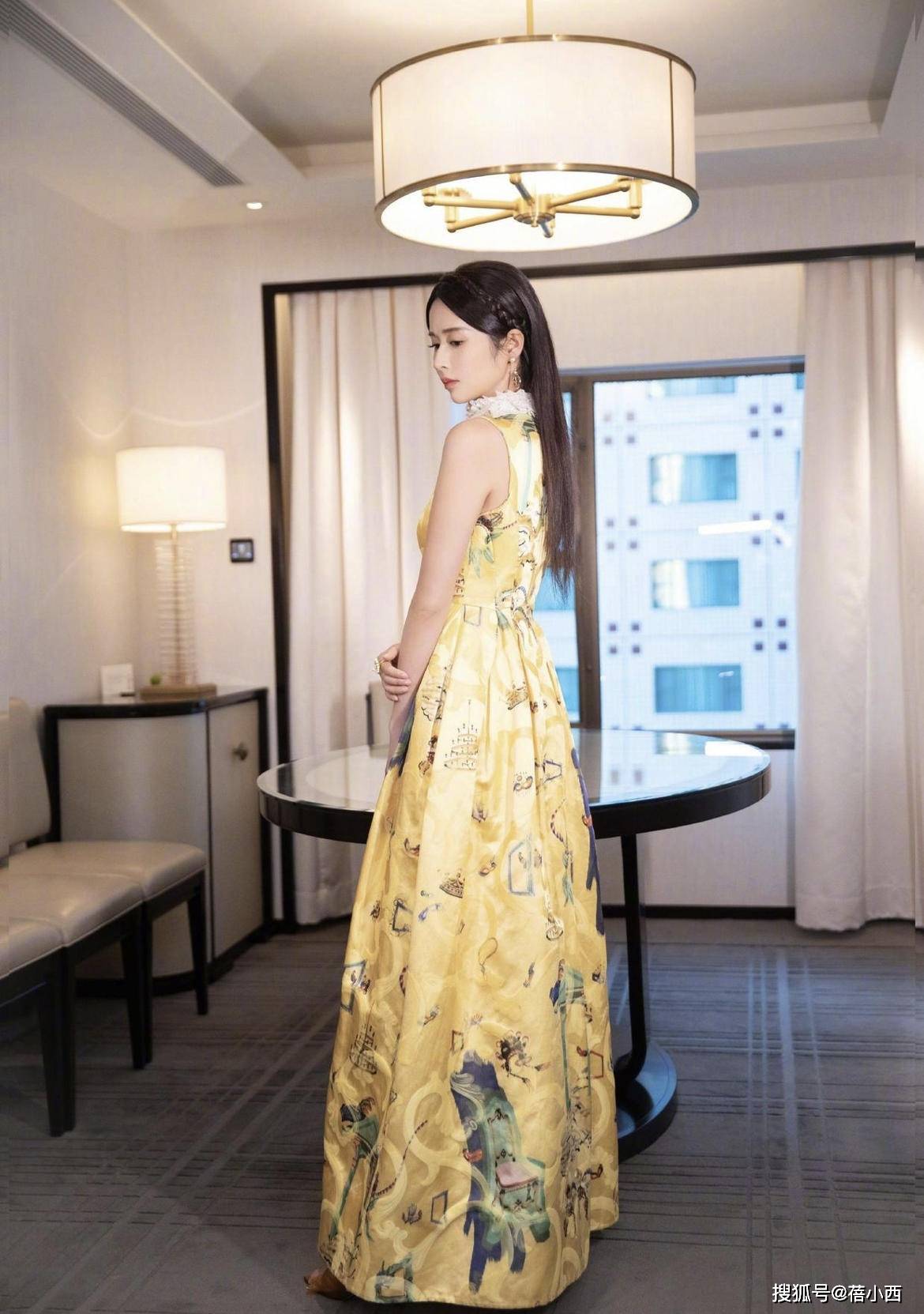 美眉|颖儿90斤的身材穿啥都不差,一袭低胸小白裙秀出好身材,让人羡慕