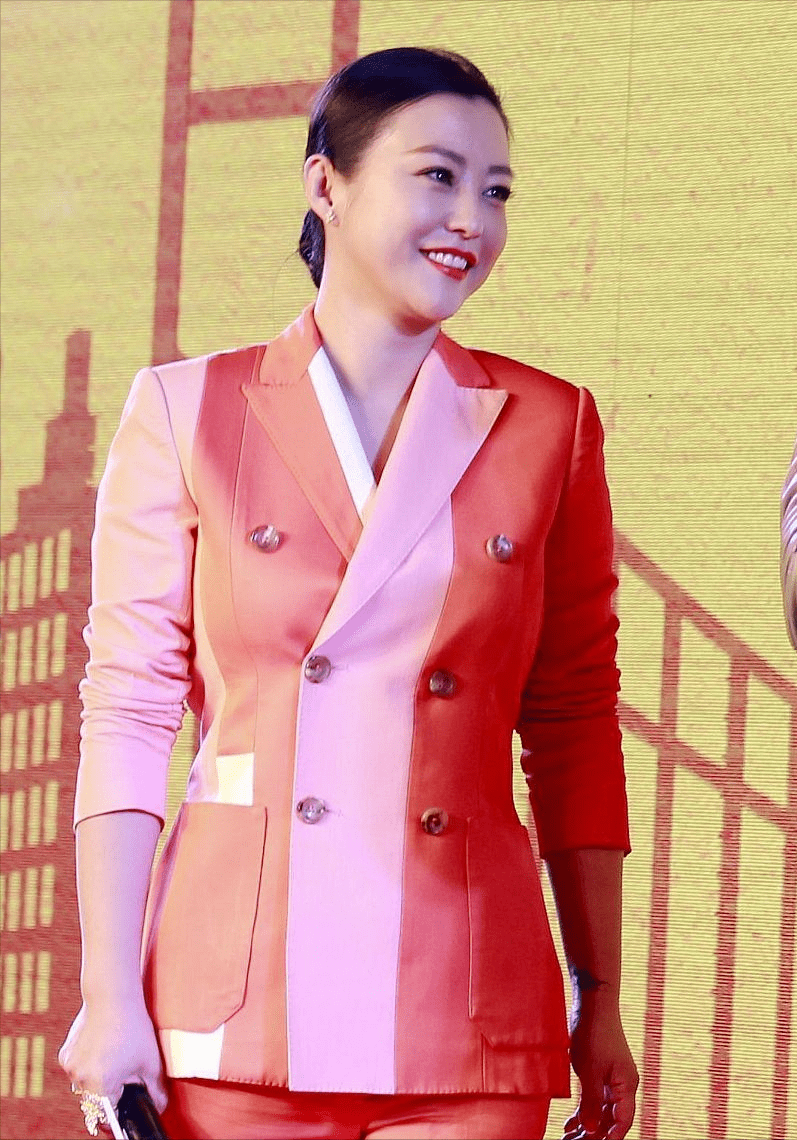 整体|郝蕾穿西装挺帅气，就是裤子勒得有点紧，饱满身材包不住了