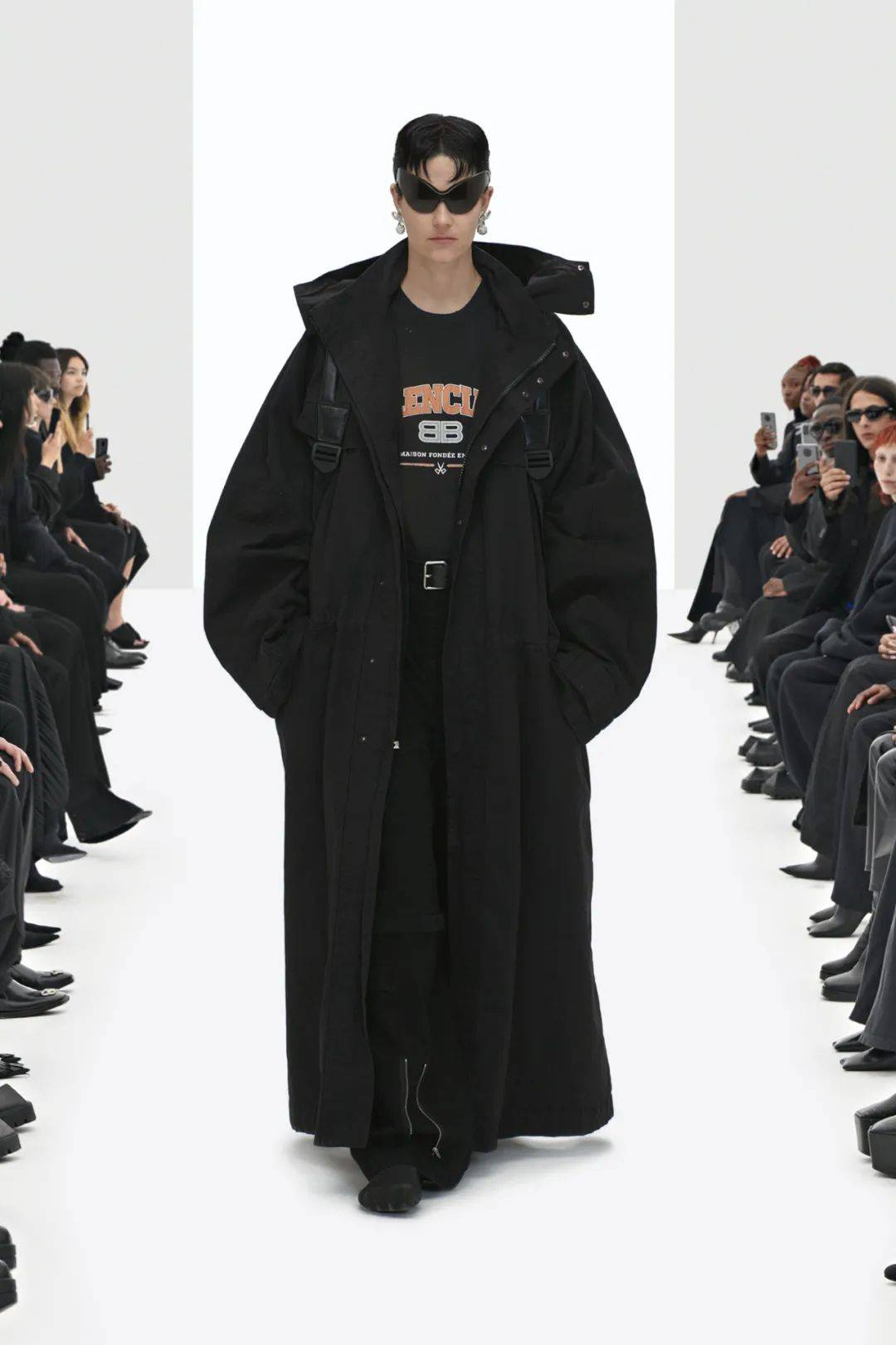 个性|你的肩膀可以有多酷？Balenciaga2022春夏成衣