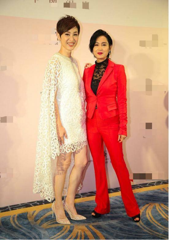 颜色|朱茵身材真挺好，穿“液体”红色吊带裙线条流畅，美得好高调