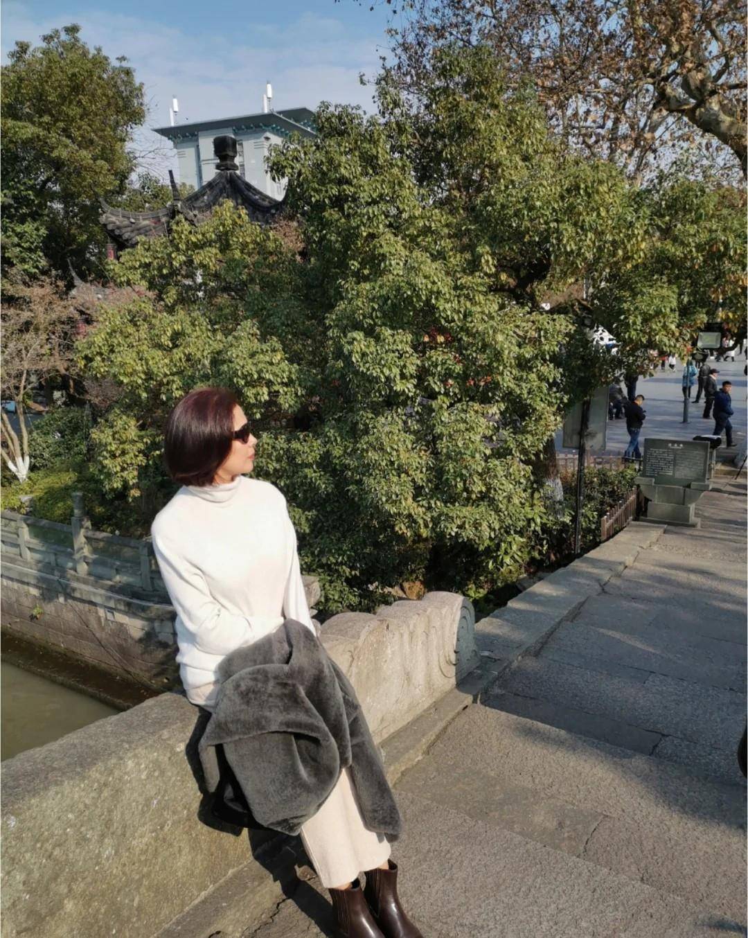 黑色|女人过了50岁，冬天少露“脚脖子”！大衣+烟管靴，谁见夸年轻