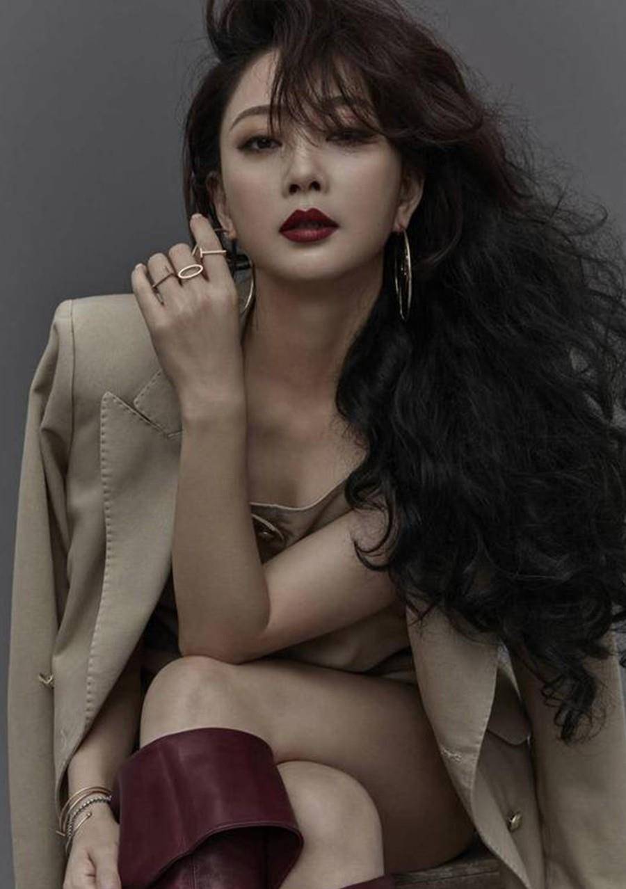 脸部|殷桃穿西装真美,配白纱裙浪漫又甜美,背头发髻气场强大更显气质