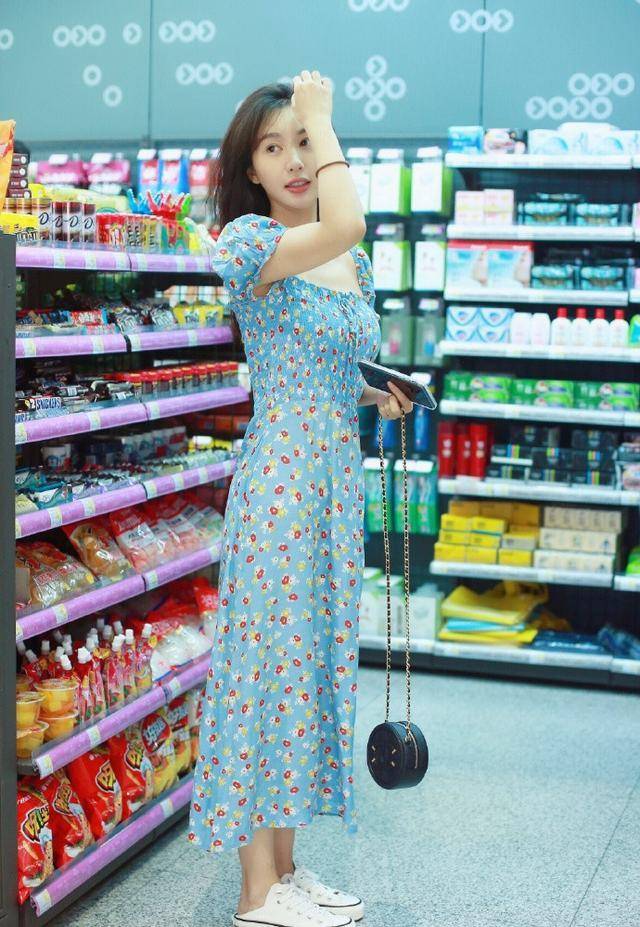 高跟|放弃去年的小白鞋吧，穿连衣裙试试这四款鞋子，美到犯规