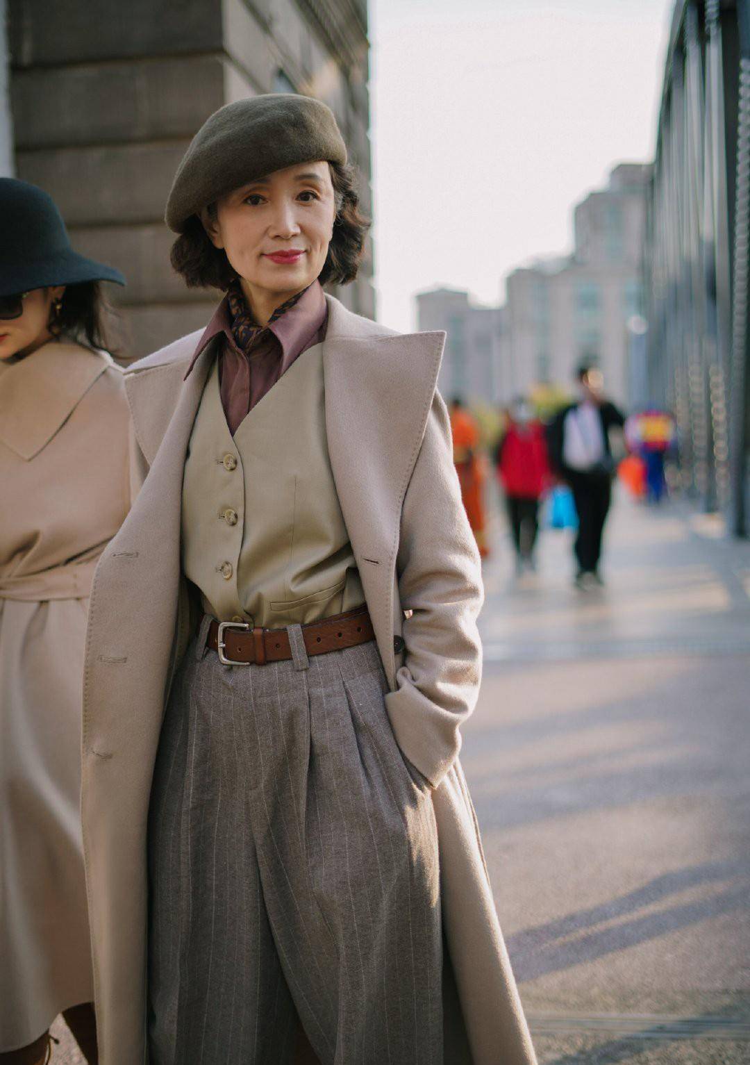 设计|女人60岁而已,别总“大妈式”穿搭!帽子+呢大衣,时髦显气质