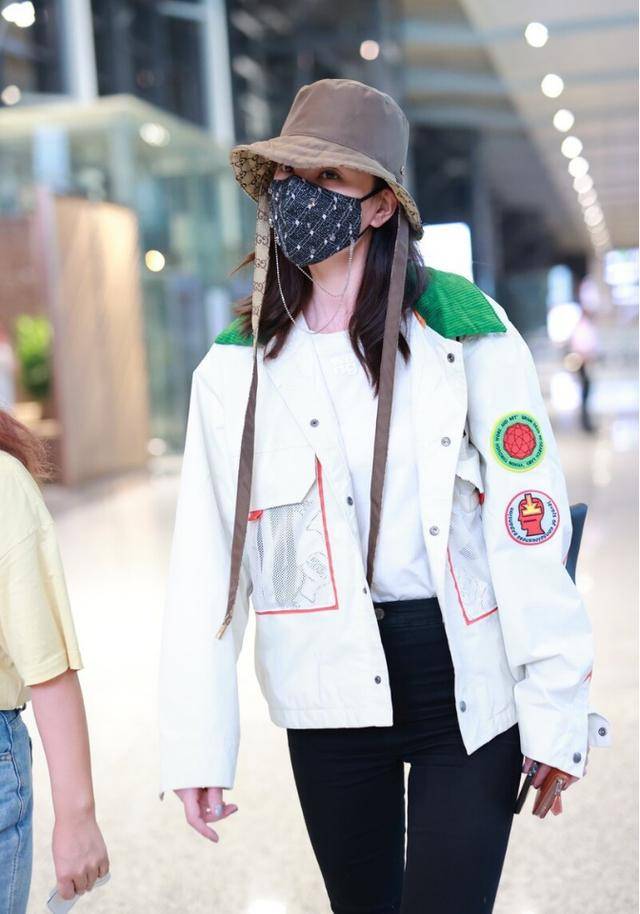 蝴蝶|郑希怡气场好足，休闲款的外套穿身上，看着也有一种时髦高级感
