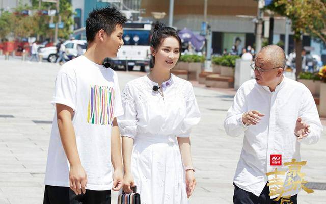 设计|王艳罕见携子上综艺，47岁扎马尾像女团，15岁儿子颜值大变样