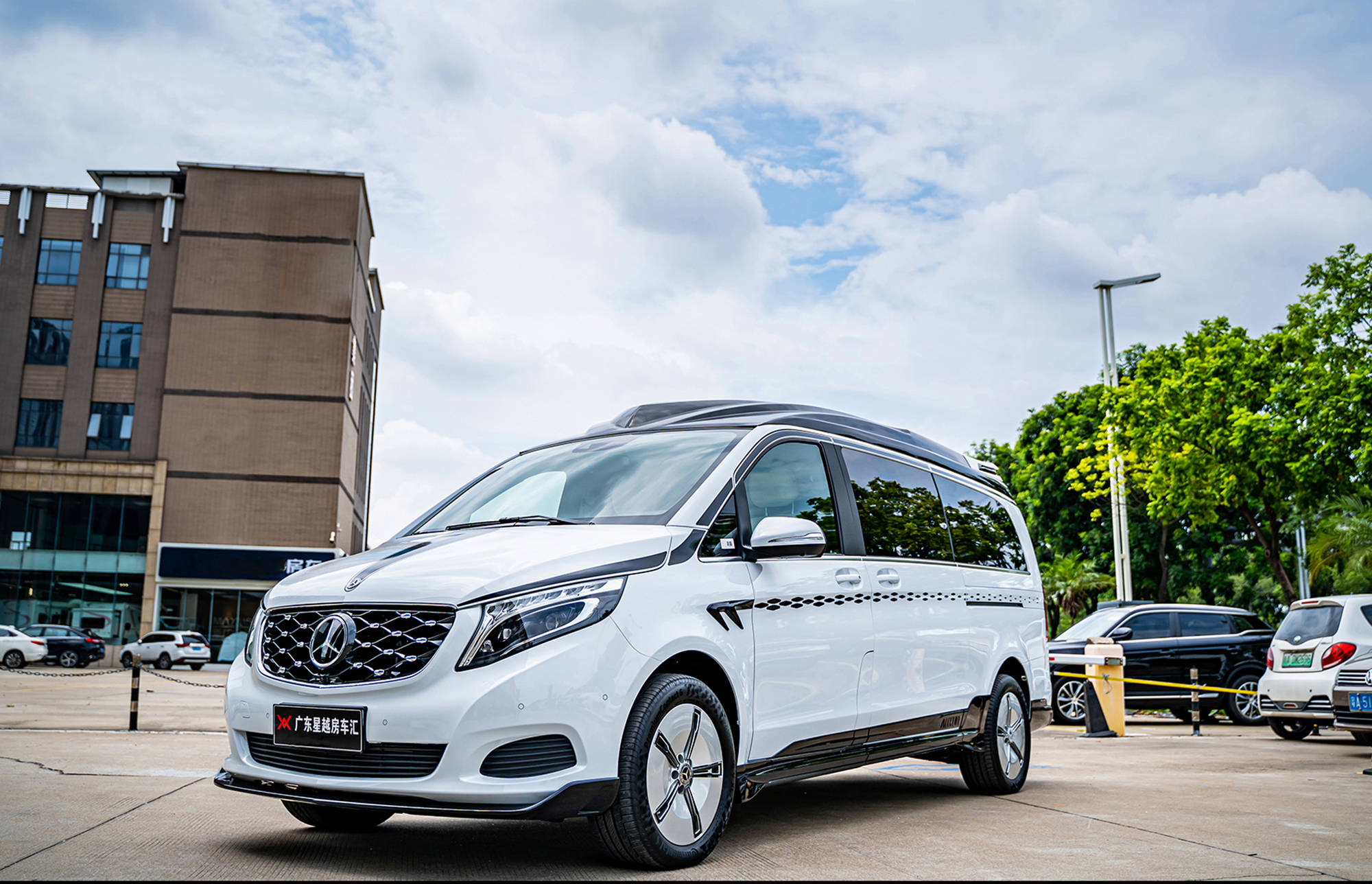 傲旋大白鲨商务车,豪华私密全隔断4座,网友:埃尔法价格买雷克萨斯lm