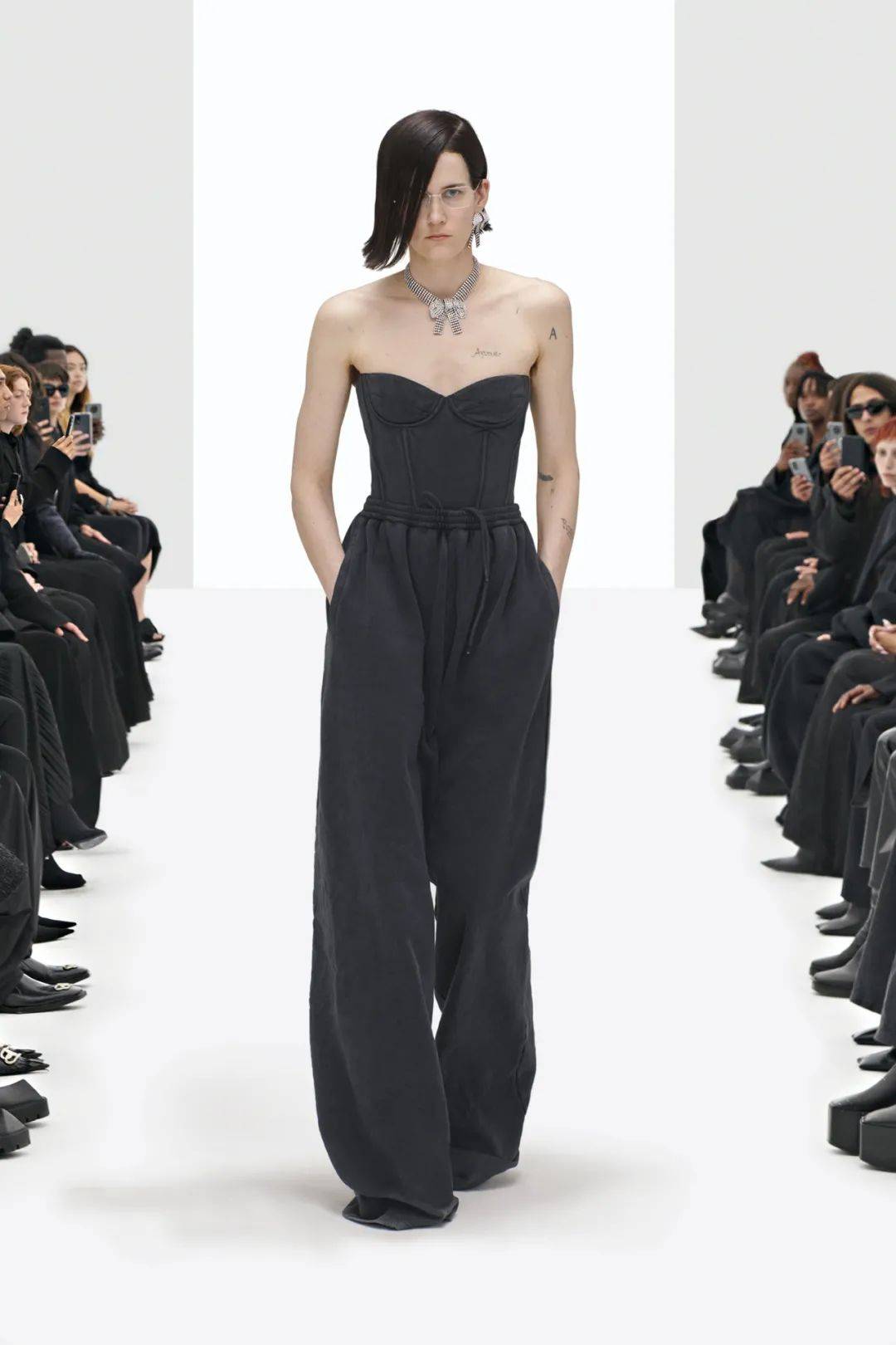个性|你的肩膀可以有多酷？Balenciaga2022春夏成衣