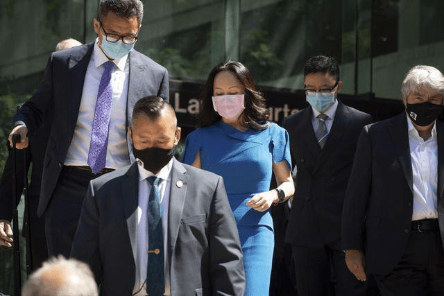 设计|孟晚舟气场真强，穿蓝色包臀裙气质高级，走人群中“大佬”范十足