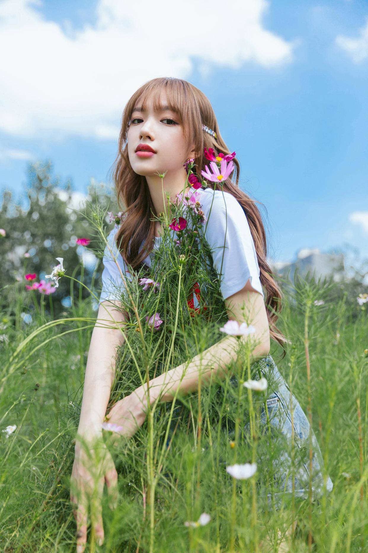 身材|程潇不愧“人间芭比”，格桑花写真浪漫又唯美，精致五官太显眼