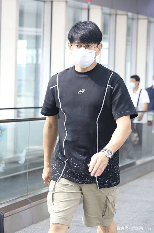 图案|吴奇隆私服还是那么帅,卡通T恤不死板,行走的男生穿搭图鉴