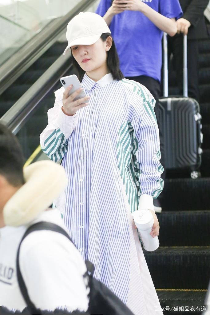 小白|离开舞台的谢娜不再“疯癫”，走机场穿条纹裙配小白鞋，真温柔