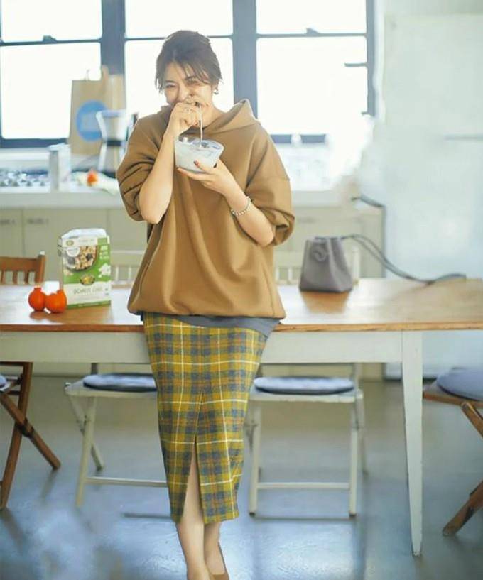 显得|40+女性如何远离“大妈感”？瞧瞧日系妈妈穿搭，优雅又女人