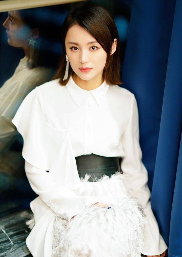 邀月宫主毛林林的穿搭干净利落的齐肩短发配色简单又不失奢华