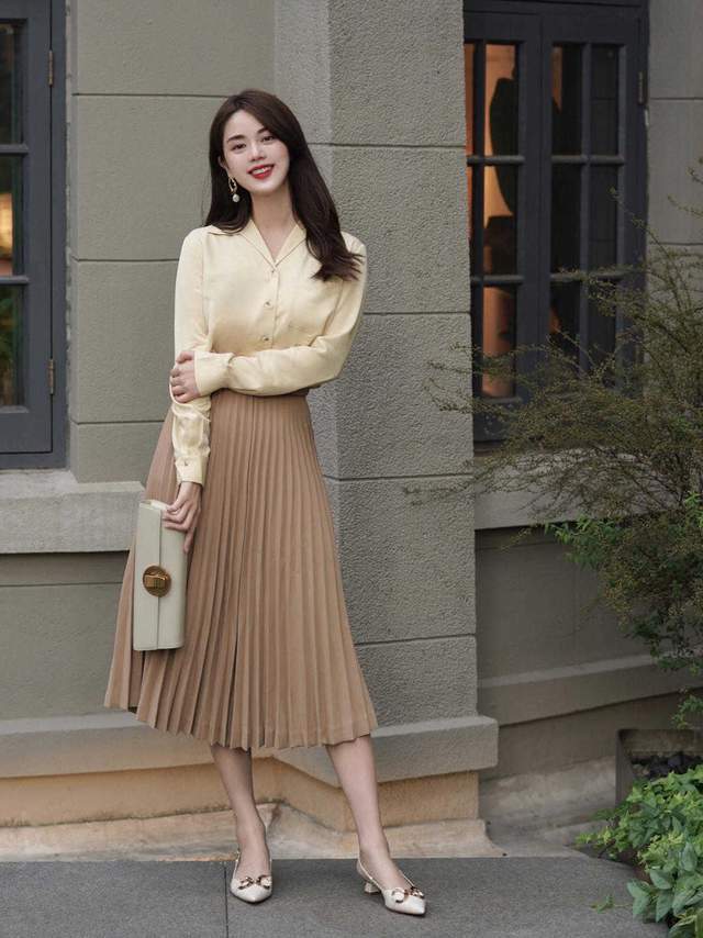 女生|2、30岁如何穿出高级的优雅感？衬衫配半身裙，少女气质感十足