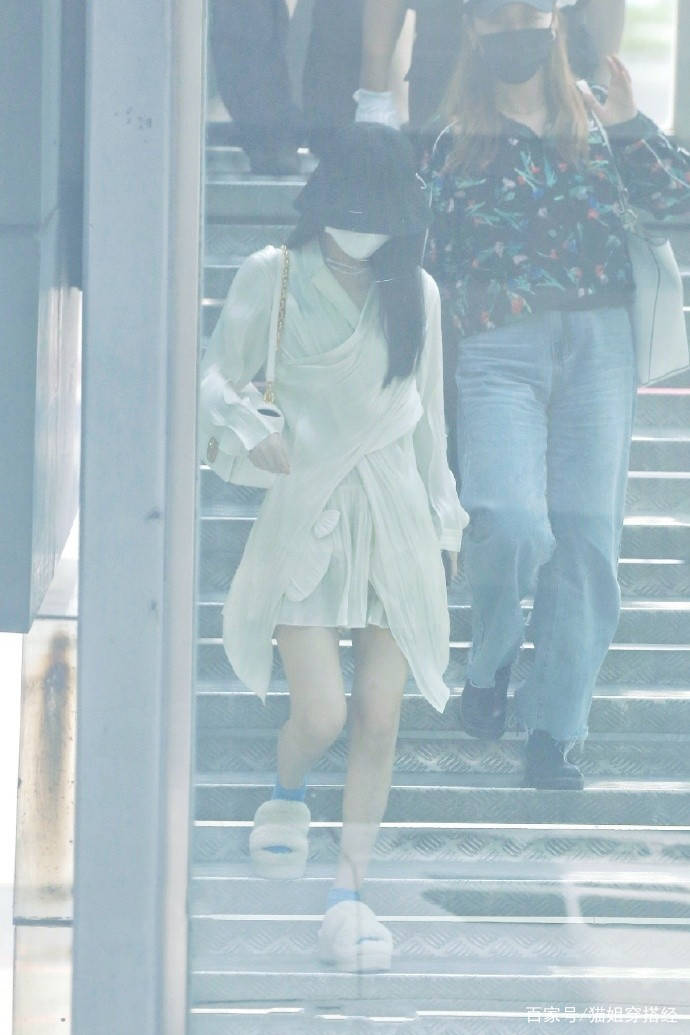 设计|单身的赵丽颖更舍得破费了，机场穿2000多白衬衫，Dior包也不离身